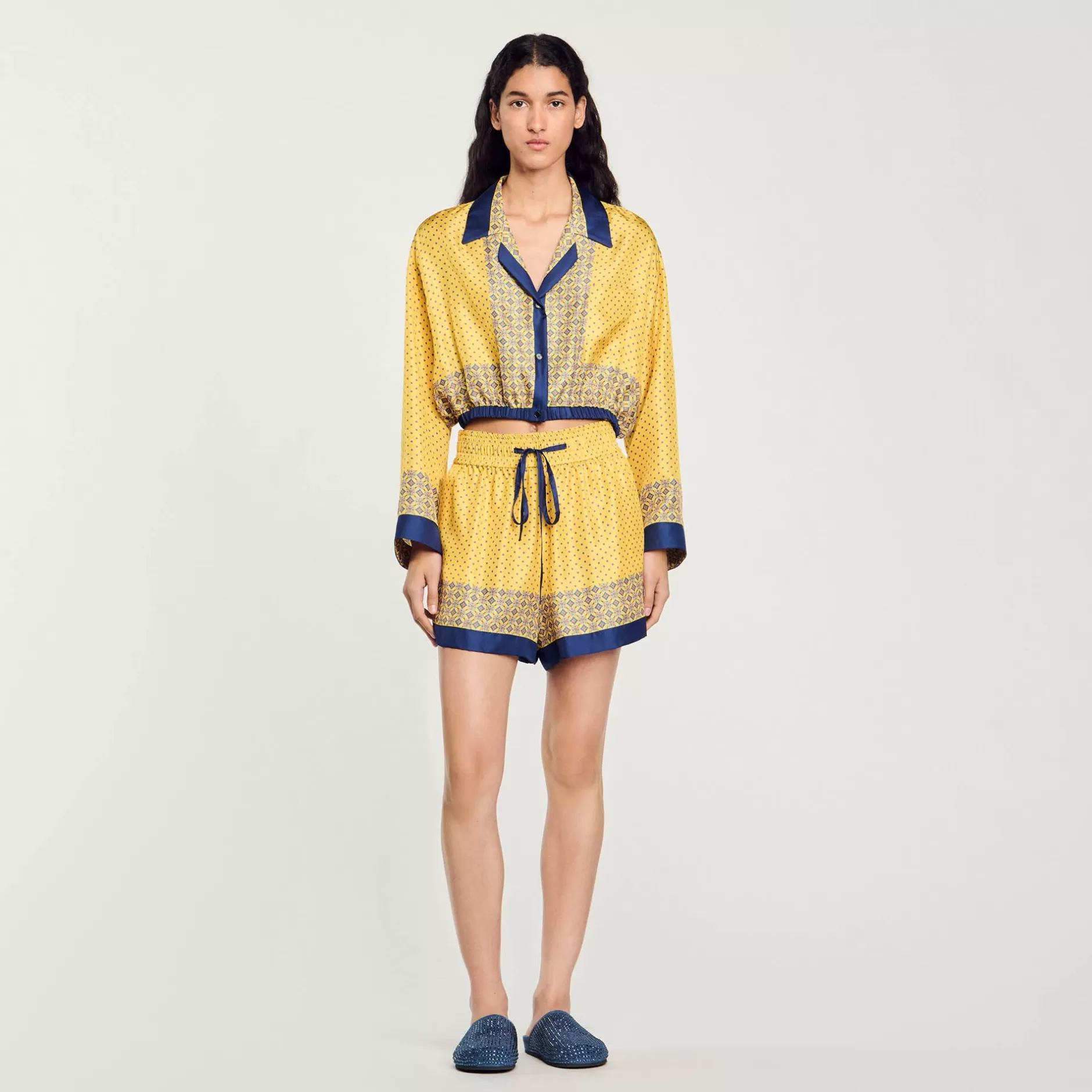 Cheap Sandro Short Fluide En Soie Imprimée Jaune / Bleu